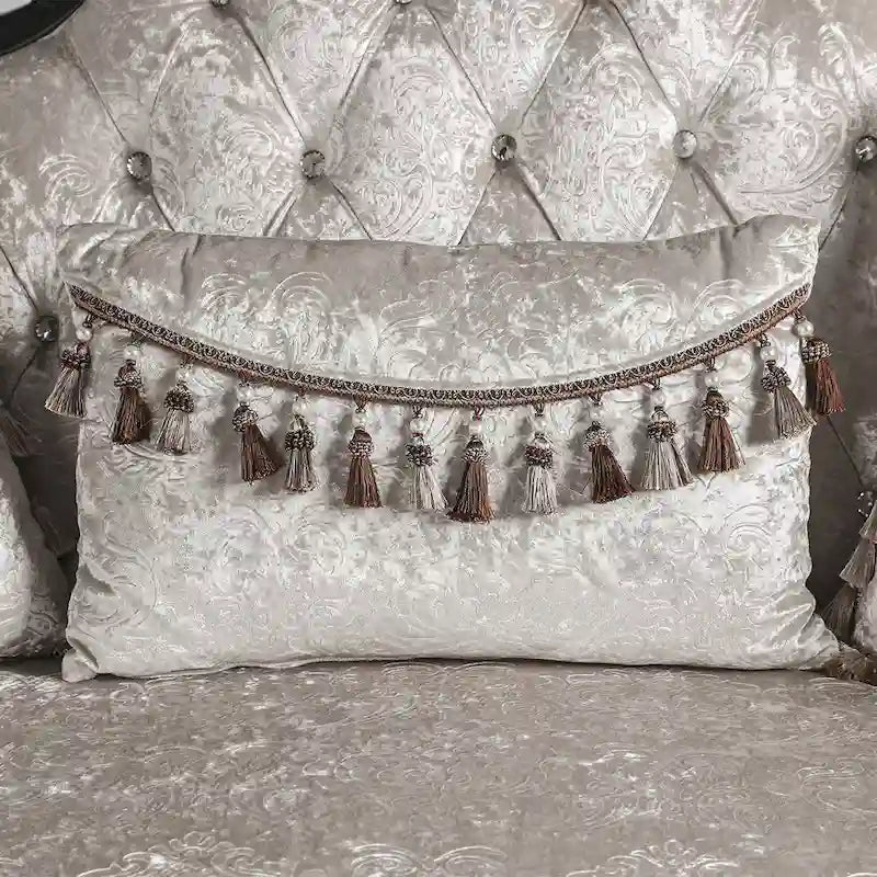 Poltrona tradizionale con schienale trapuntato a bottoni e cuscino decorativo