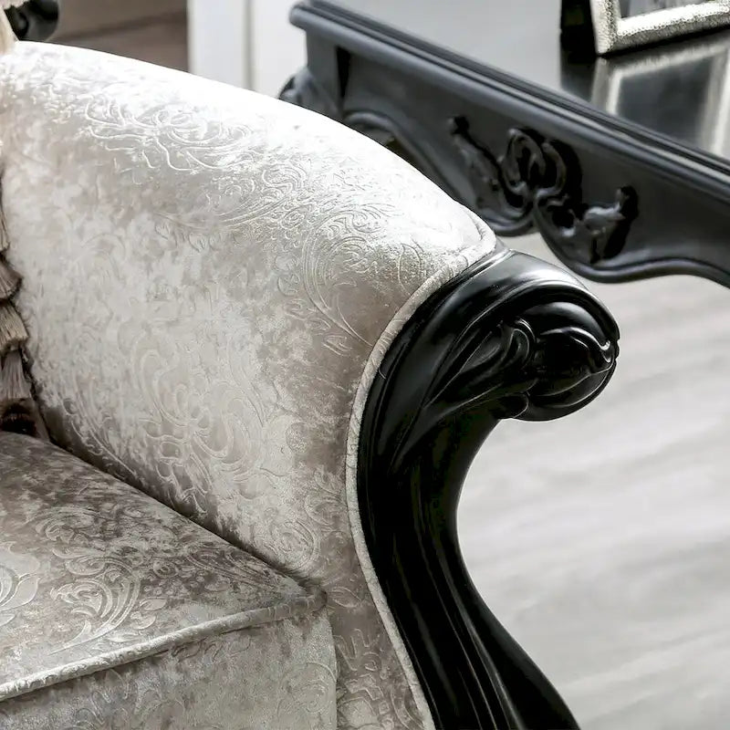 Poltrona tradizionale con schienale trapuntato a bottoni e cuscino decorativo