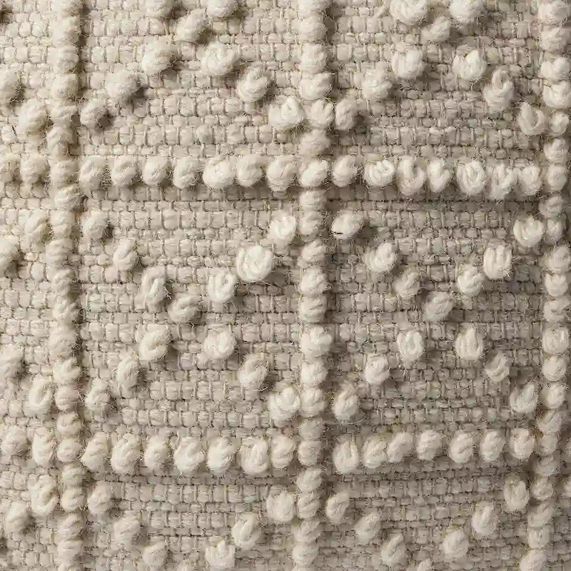 Pouf quadrato in lana color crema con lavorazione a punto pop-corn