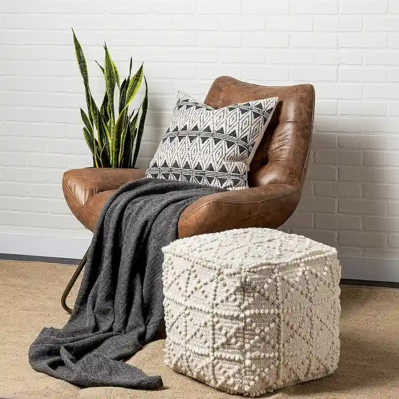 Pouf quadrato in lana color crema con lavorazione a punto pop-corn